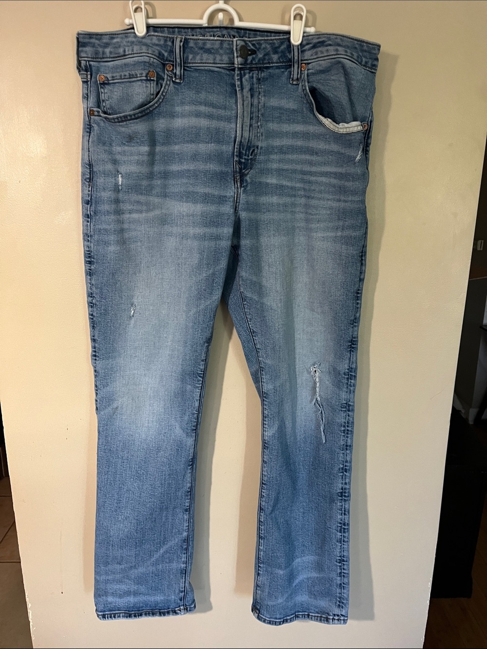 ❤️❤️❤️American Eagle Outfitters Light Wash Relaxed Fit  Jeans 38x32